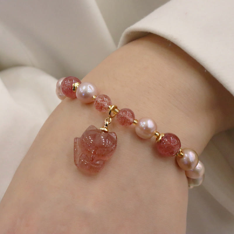Armband Erdbeerquarz Perle Fuchs Rosa Naturstein Handgelenk elegant getragen