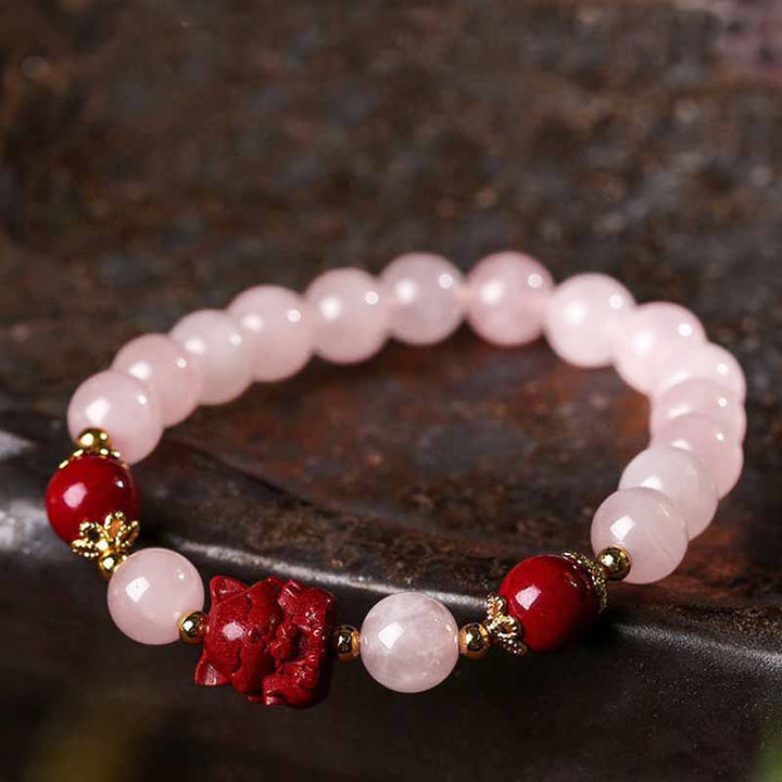 Rosaquarz Armband mit Zinnober Kristall elastisch getragen elegant