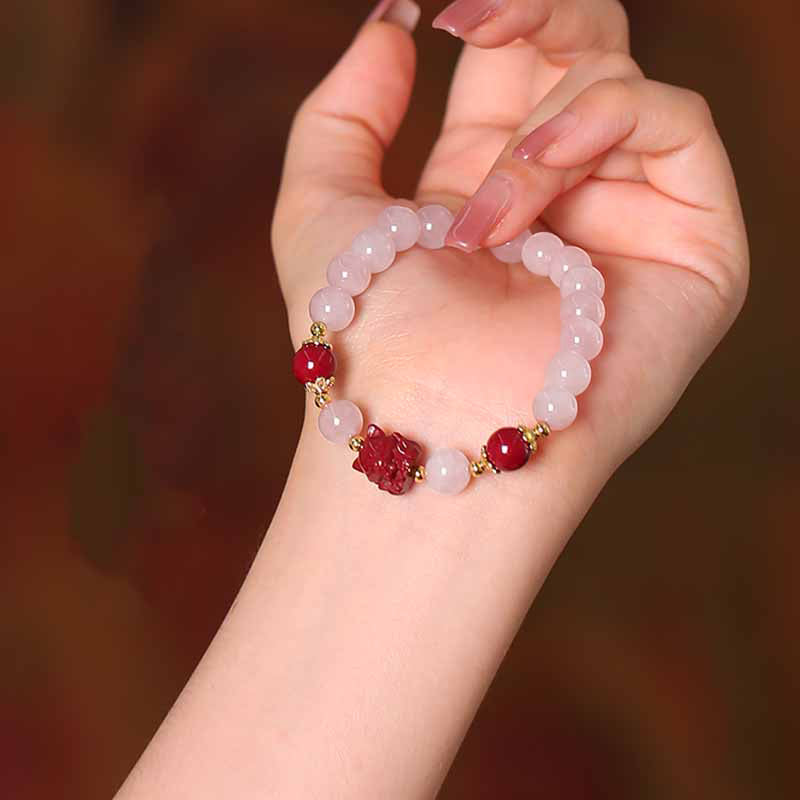 Rosenquarz Armband mit roten Kristallen und goldenen Perlen elegant