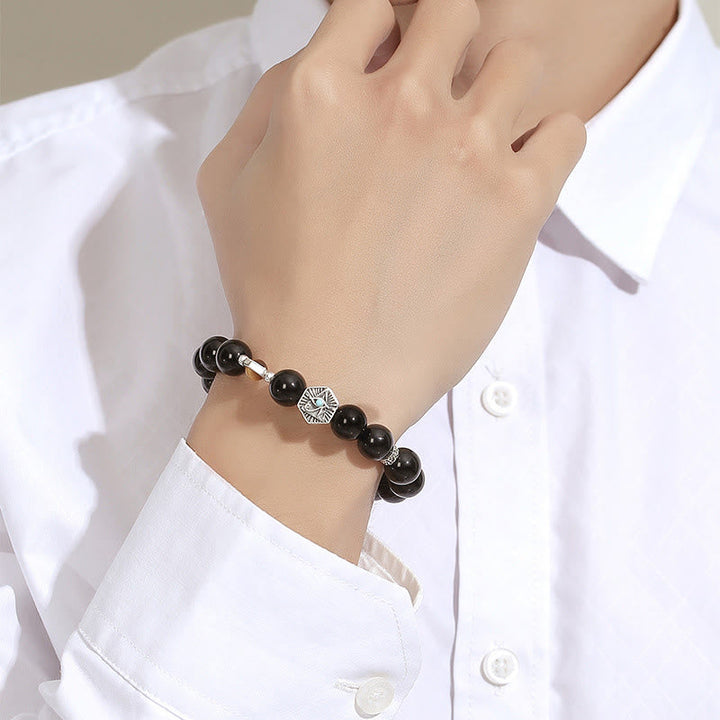 Schwarzes Obsidian Armband 925 Silber Katze am Handgelenk getragen