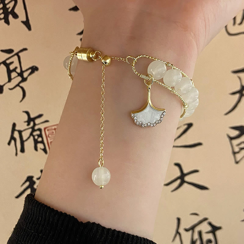 Armband Jade Ginkgo Blatt mit weißen Perlen elegant getragen