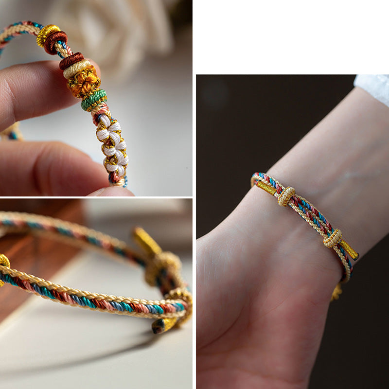 Buntes Armband Pfirsichblüte mit goldenen Perlen am Handgelenk getragen.