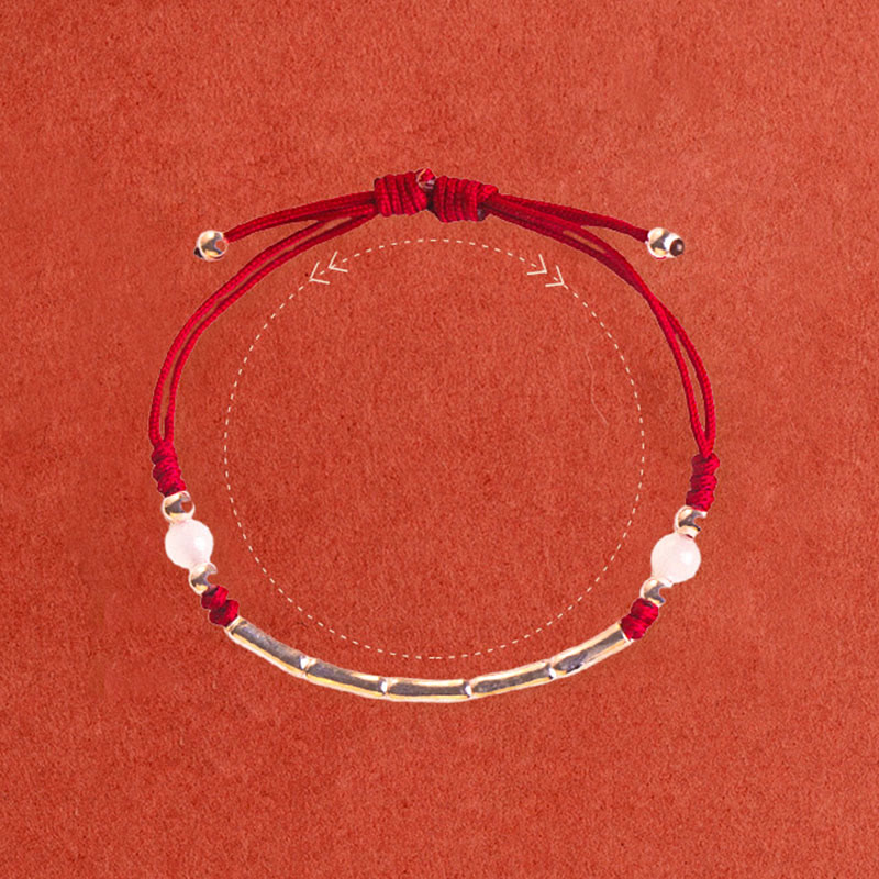 Rotes Armband mit Silber und Achat auf rotem Hintergrund Flachaufnahme