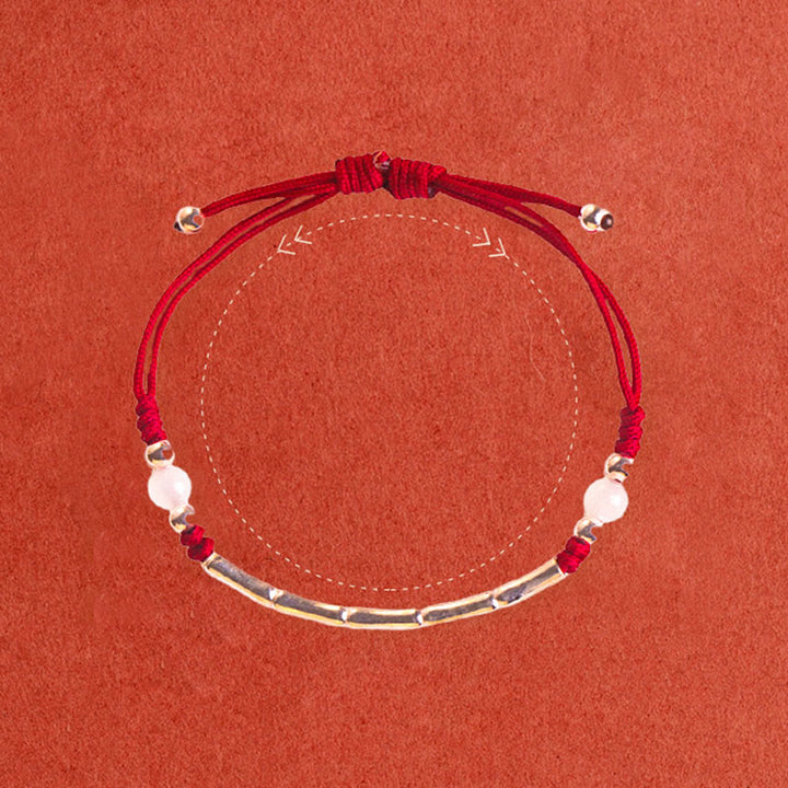 Rotes Armband mit Silber und Achat auf rotem Hintergrund Flachaufnahme