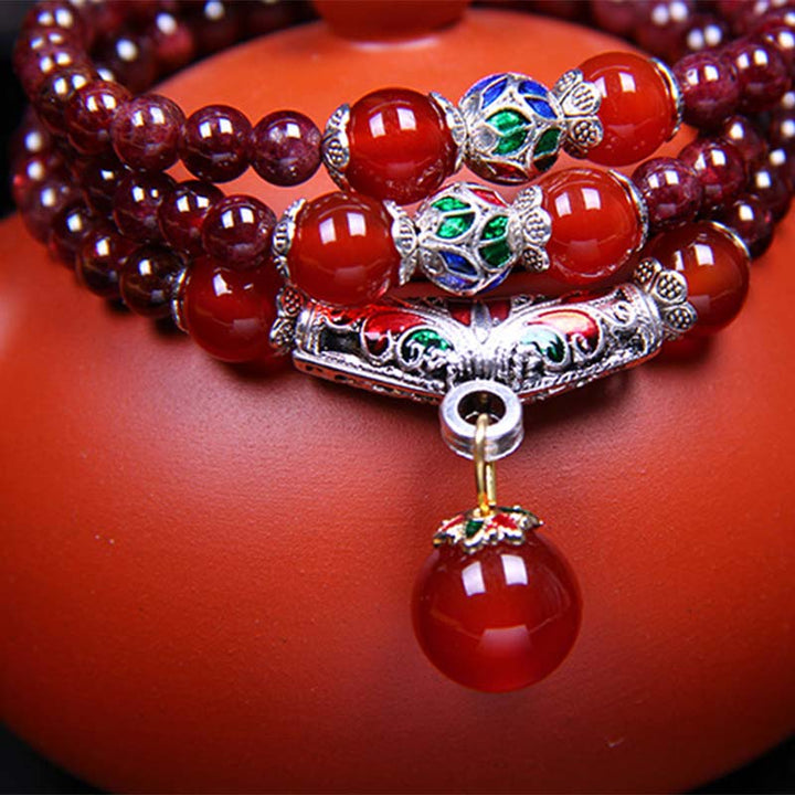 Armband Roter Achat Granat mit silbernen Verzierungen und Anhänger elegant.