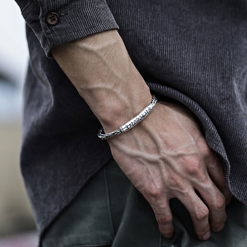 Silbernes Om Mani Padme Hum Armband am Handgelenk elegant getragen