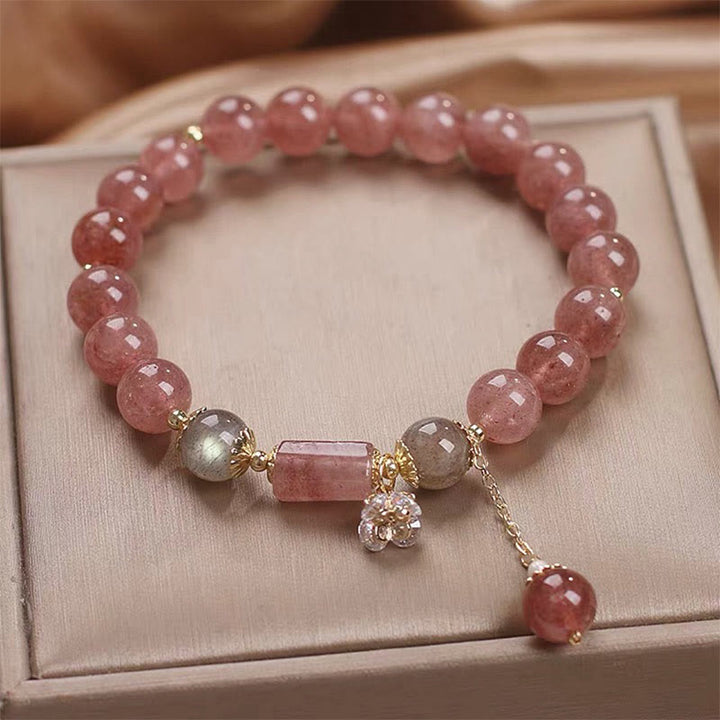 Armband Erdbeerquarz – Segen mit rosafarbenen Perlen und Anhängern