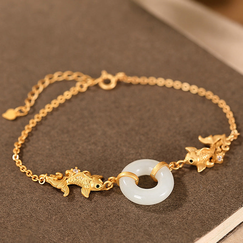 Armband Weiße Jade Koi Fisch Wohlstand goldfarben elegant getragen