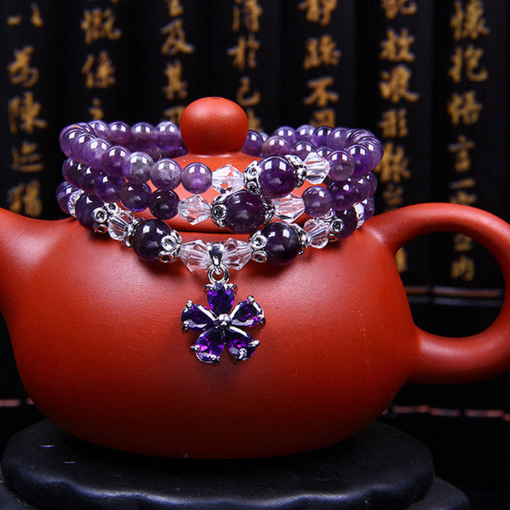 Amethyst Armband mit Segen Charm auf roter Teekanne Dekoration