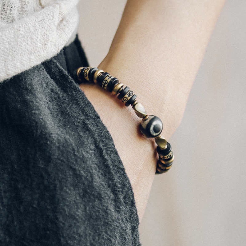 Armband Ebenholz – Stärke & Energie am Handgelenk mit schwarzen Perlen getragen