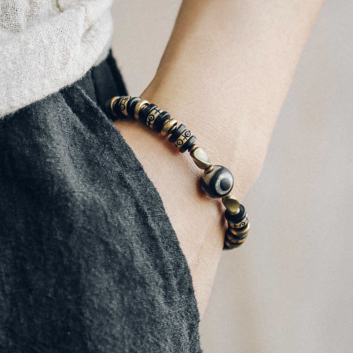 Armband Ebenholz – Stärke & Energie am Handgelenk mit schwarzen Perlen getragen