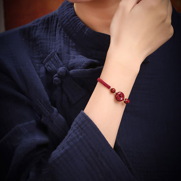 Armband Zinnober – Frieden & Segen rot eleganter Stil getragen