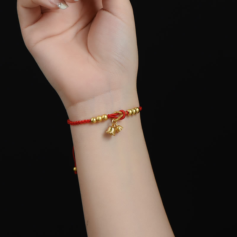 Rotes Armband – Schutz & Glück Segen mit goldenem Anhänger am Handgelenk