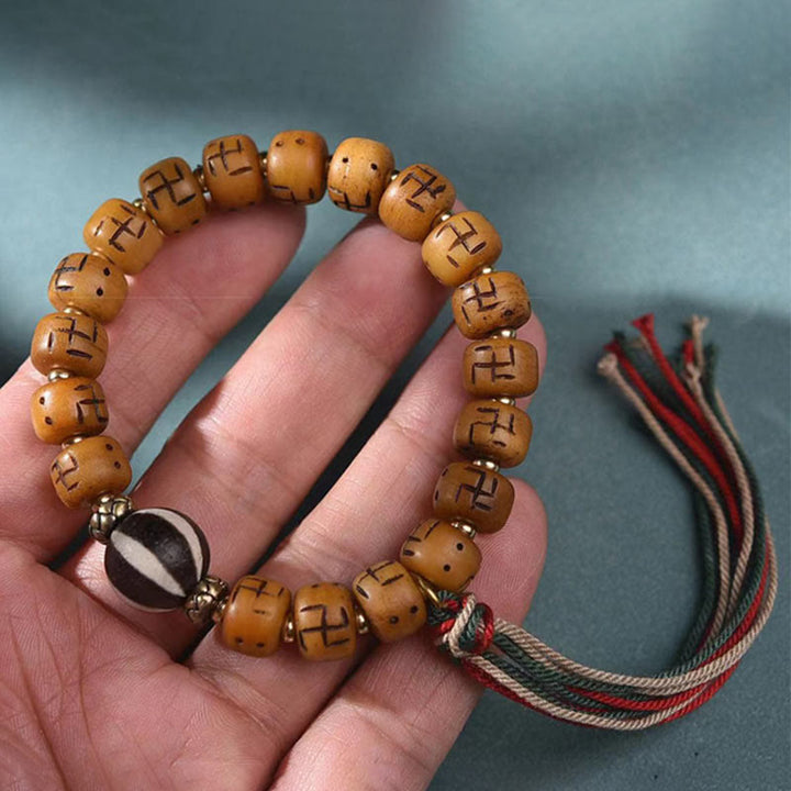 Armband Kamelknochen mit Schutzperlen und Schnur am Handgelenk getragen