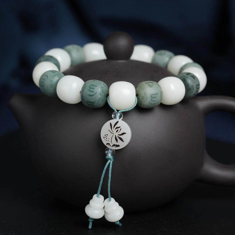 Armband Weiße Jade Bodhi Om Mani auf schwarzer Teekanne displayed
