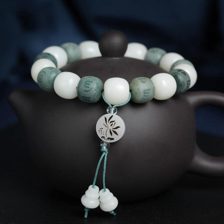 Armband Weiße Jade Bodhi Om Mani auf schwarzer Teekanne displayed