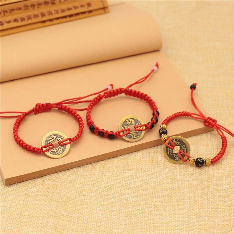 Rotes Armband Kupfer – Glück mit Münzanhänger elegant geknüpft.