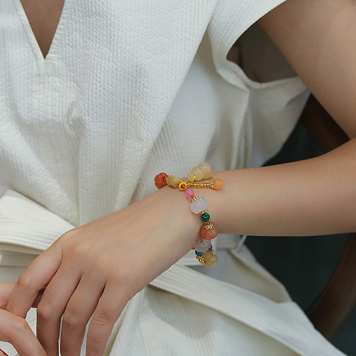 Kristall Jade Pixiu Armband mit bunten Steinen elastisch getragen