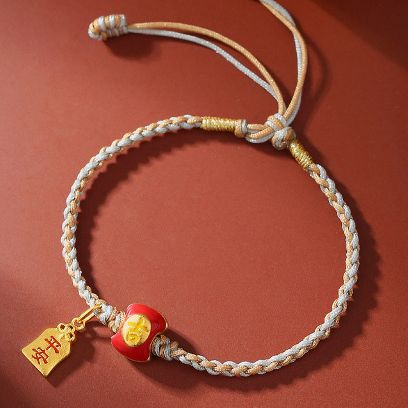 Geflochtenes Armband mit rotem Glücksstein und goldenem Anhänger elegant.