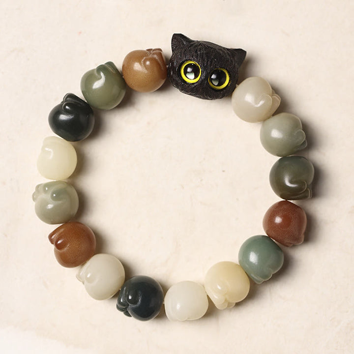 Armband mit schwarzer Katze und Natursteinen auf weißem Hintergrund
