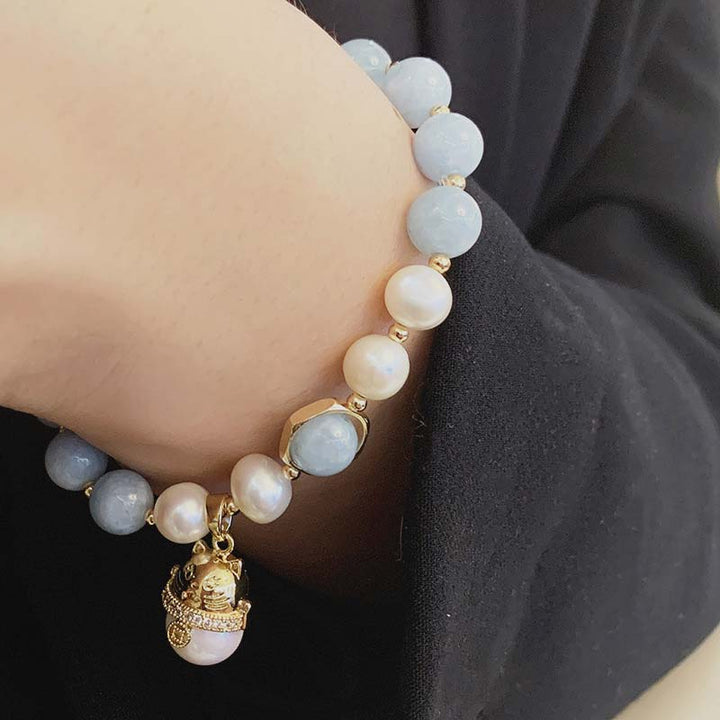 Armband Aquamarin Perle Katze am Handgelenk getragen blau weiß gold Charm