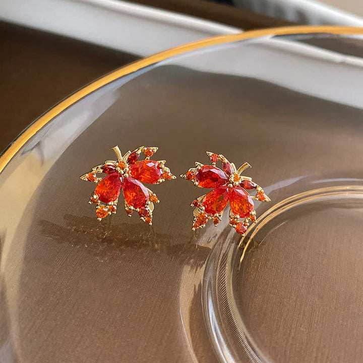 Rote Zirkon Ahornblatt Ohrringe funkeln elegant im Sonnenlicht glänzend