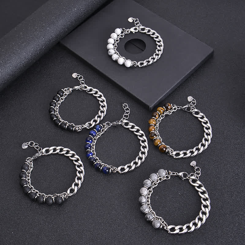 Silberne Armbänder mit Perlen und Steinen Schmuckkollektion Display.