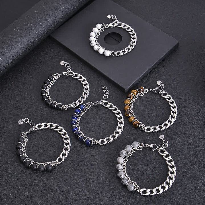 Silberne Armbänder mit Perlen und Steinen Schmuckkollektion Display.