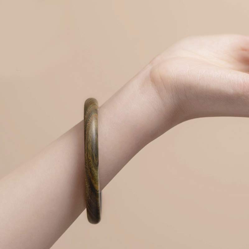 Sandelholz Ebenholz Armband am Handgelenk getragen, braun gemustert Schutz