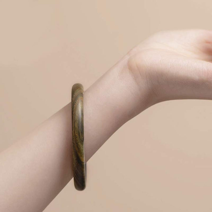 Sandelholz Ebenholz Armband am Handgelenk getragen, braun gemustert Schutz