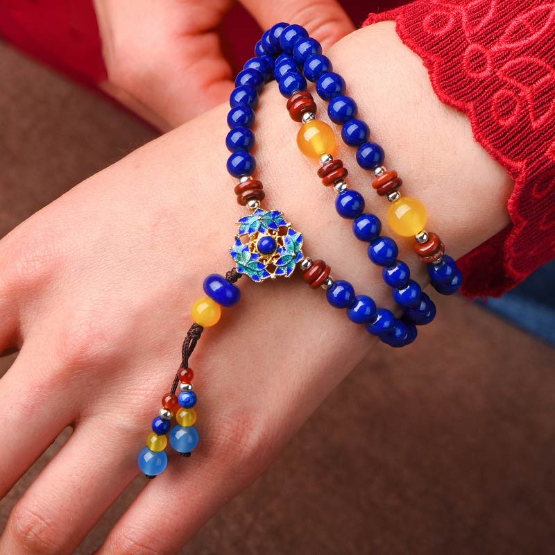 Armband Lazurit Gelb Agate Positiv am Handgelenk mit Edelsteinen getragen