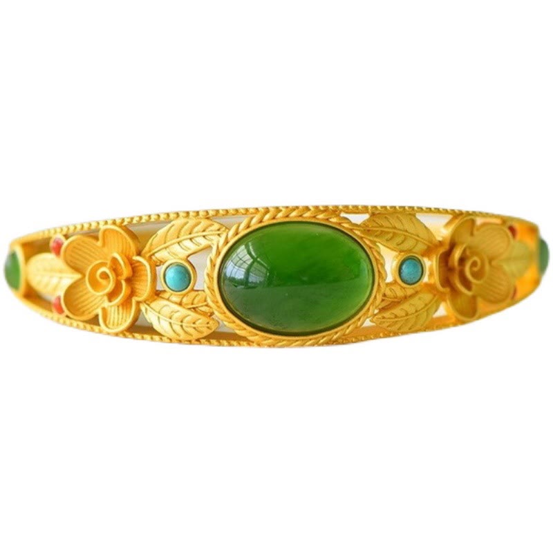 Vergoldetes Armband mit grünem Jade-Stein und floralen Verzierungen.