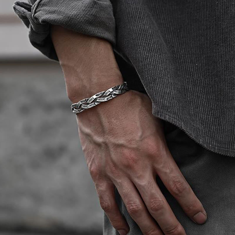 Silbernes Koi Fisch Armband am Handgelenk getragen, elegantes Design Glück