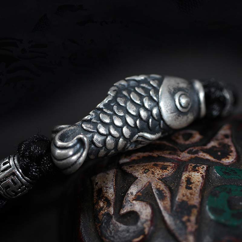Armband Silber Koi Fisch – Glück detailliertes Fischdesign dunkler Hintergrund