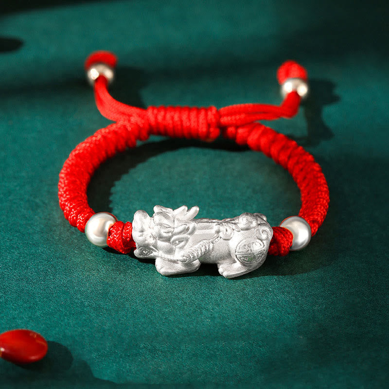 Rotes Armband mit silbernem Pixiu-Anhänger und Perlen elegantes Design.
