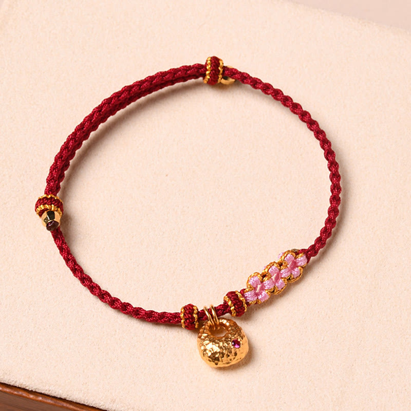 Armband Pfirsichblüte – Schutz rotes Seil goldene Perlen elegant