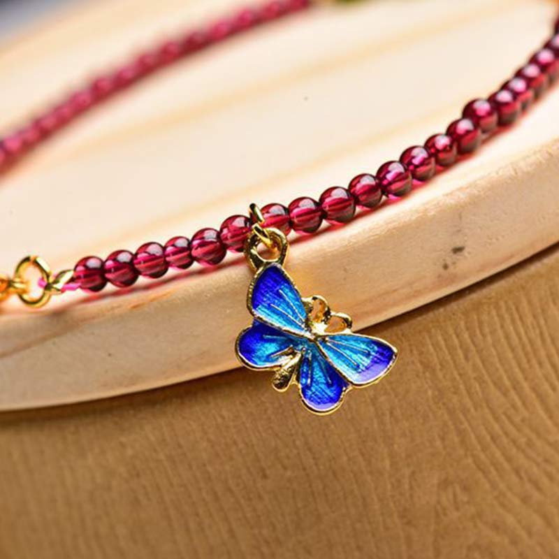 Armband Granat Schmetterling – Schutz mit blauem Schmetterlingscharm elegant.