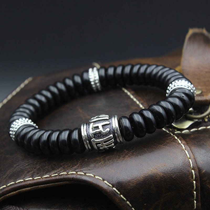 Schwarzes Om Mani Padme Hum Armband mit silbernen Perlen elegant.