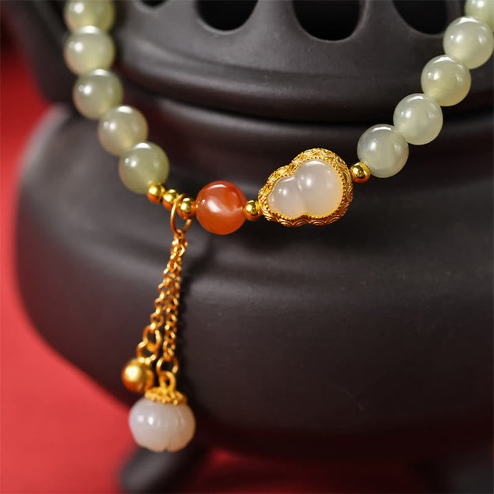 Jade Lotus Armband mit goldenem Verschluss elegant getragen