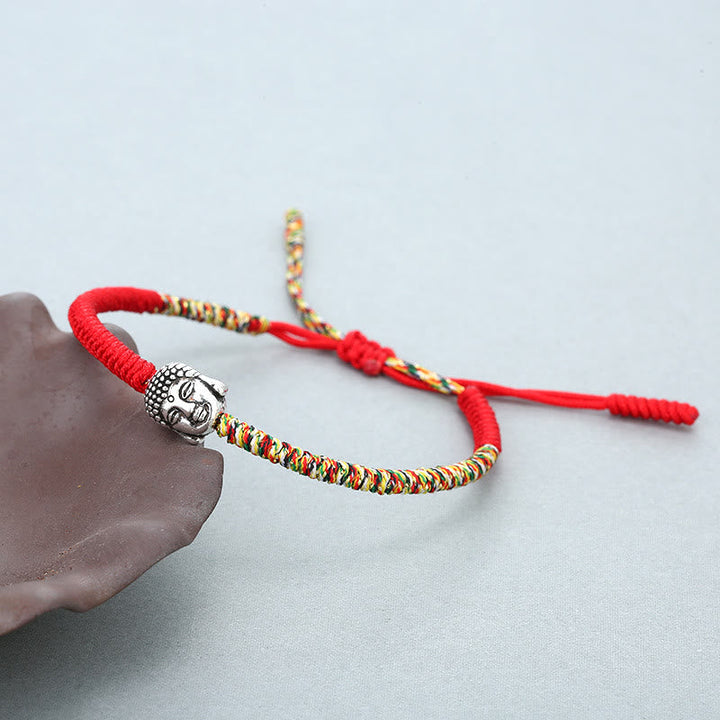 Rotes Armband Bunt Geflochten Knoten Buddha Silber Handgelenk getragen.
