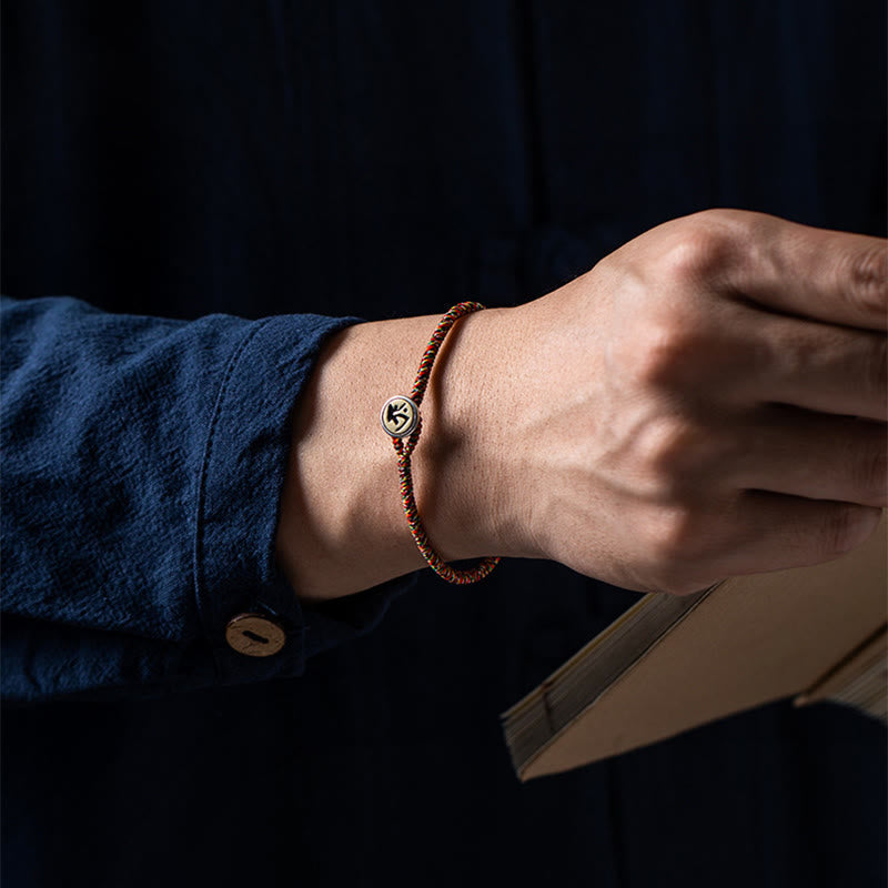 Kupferfarbenes Armband mit Tierkreis-Charm elegant am Handgelenk getragen.
