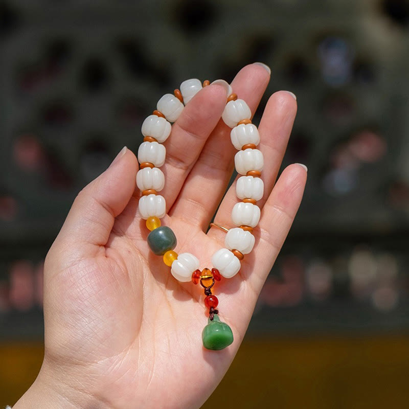 Bodhi Lotus Armband mit weißen Perlen Rotem Achat Grünem Anhänger Hand
