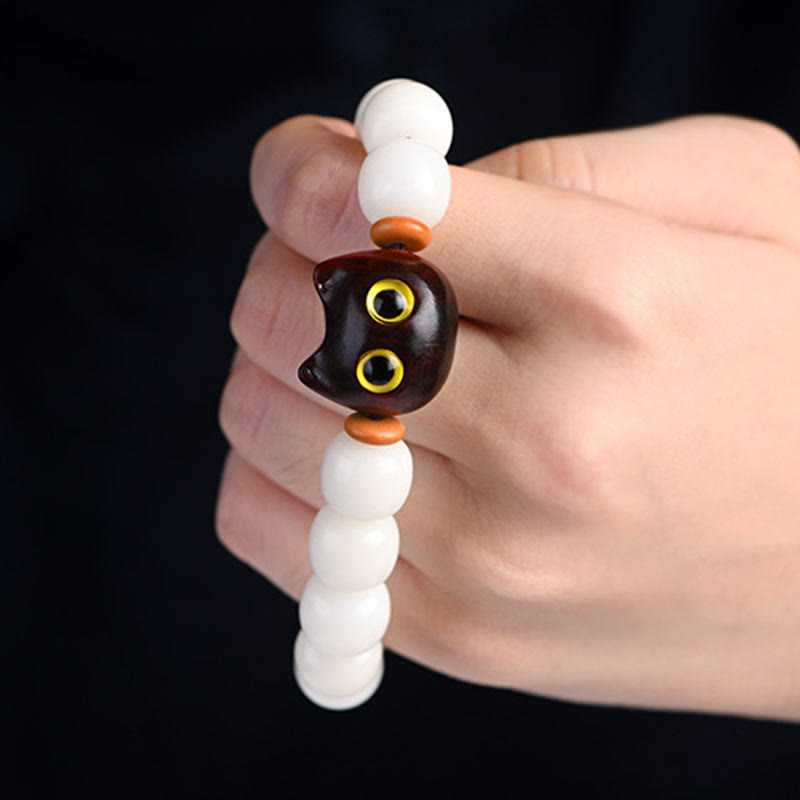 Armband Sandelholz Bodhi Katze Glück weiße Perlen Handgelenk getragen