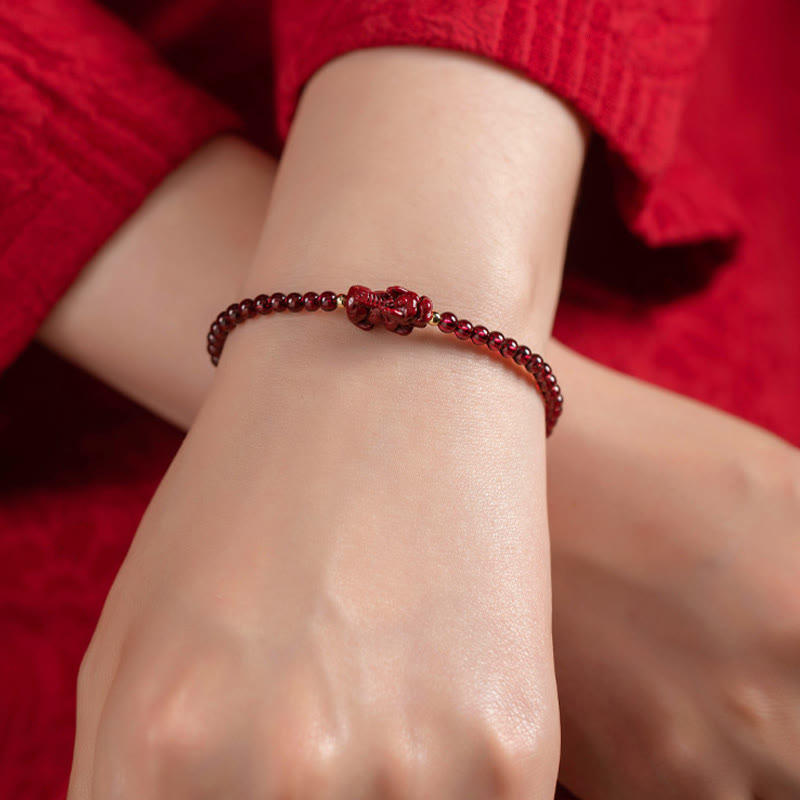 Zinnober Granat Pixiu Armband am Handgelenk getragen rotes elastisches Naturstein