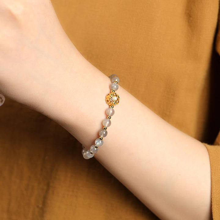 Armband Erdbeerquarz Labradorit Fu-Zeichen Perlen elastisch Handgelenk getragen