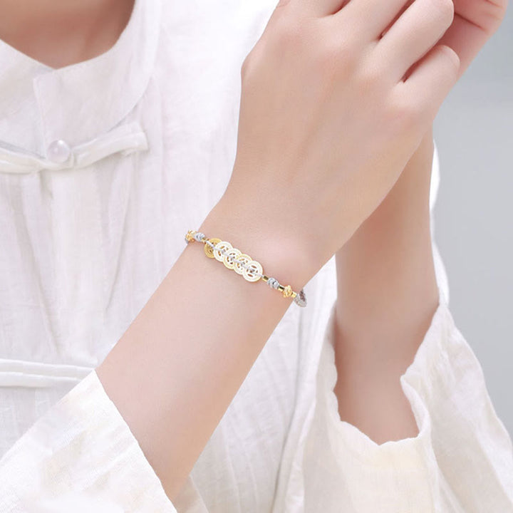 Armband Kupfer Perle Glück elegant am Handgelenk getragen weiß