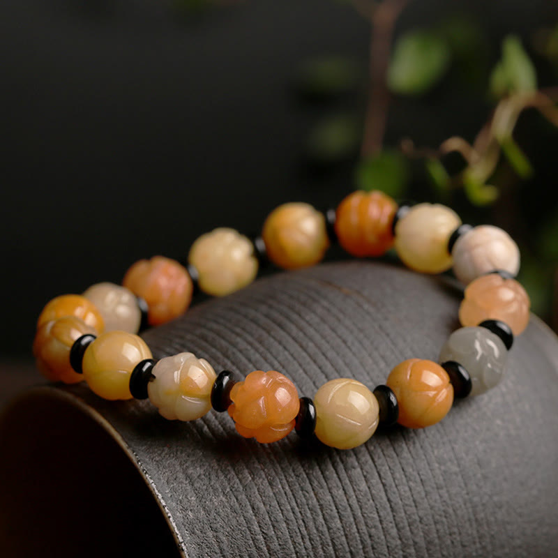 Jade Lotus Armband mit cremefarbenen und braunen Steinen elastisch.