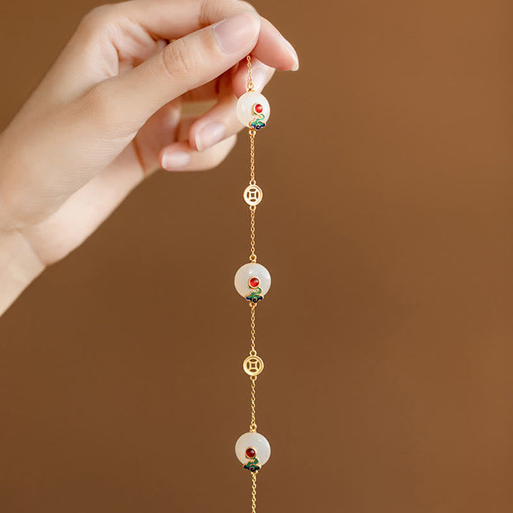 Jade Armband Glückswolken Glück mit roten Steinen elegant präsentiert Hand