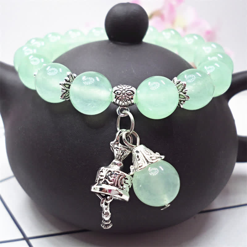 Grünes Kristall Armband Energie auf schwarzem Displayständer elegant.