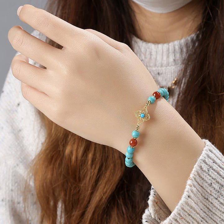 Armband Türkis – Schutz & Balance mit roten Achat Perlen elegant getragen